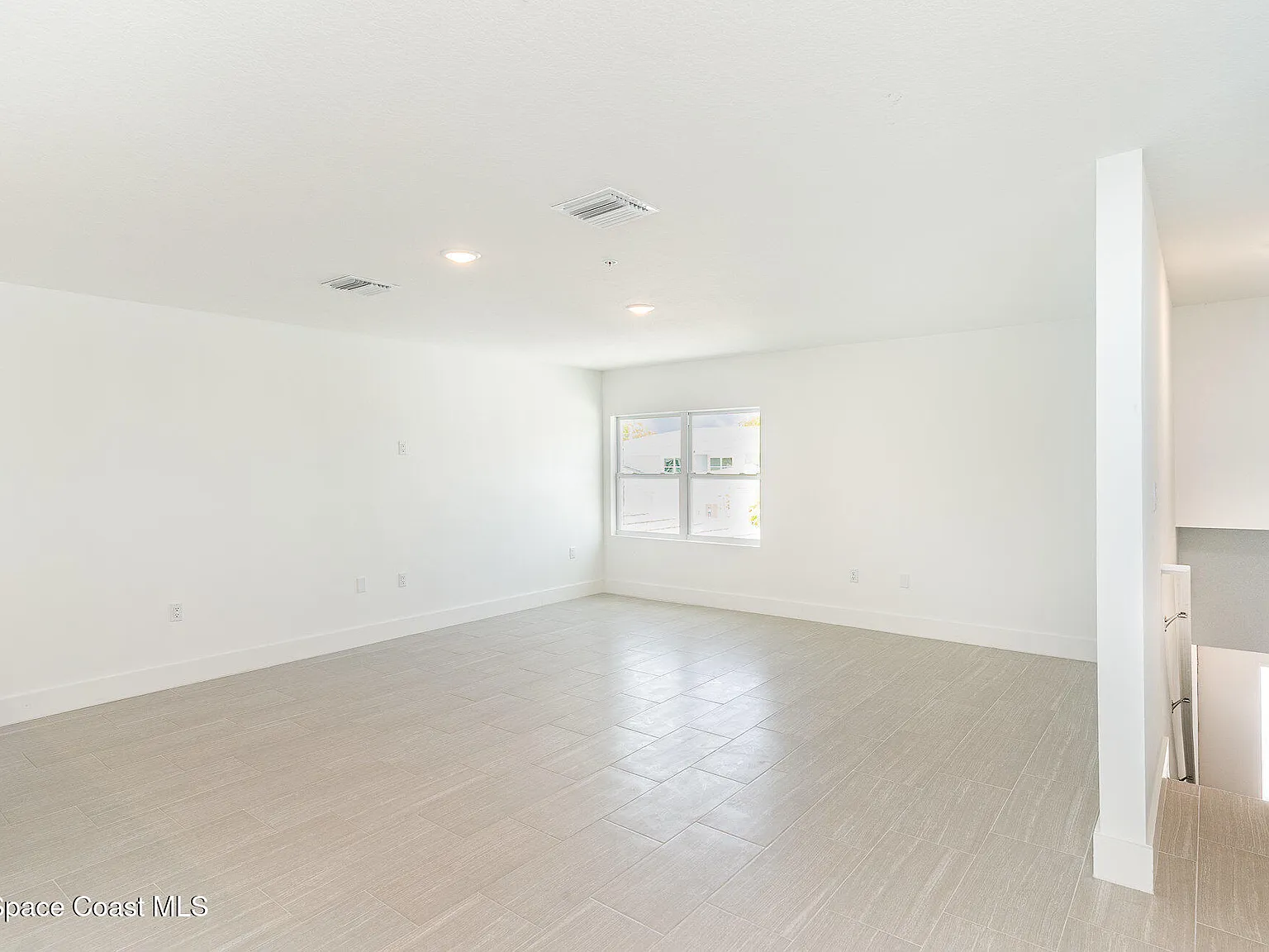 3 bed, 2.0 bath, 1208 sqft, $2,050 — Photo 3