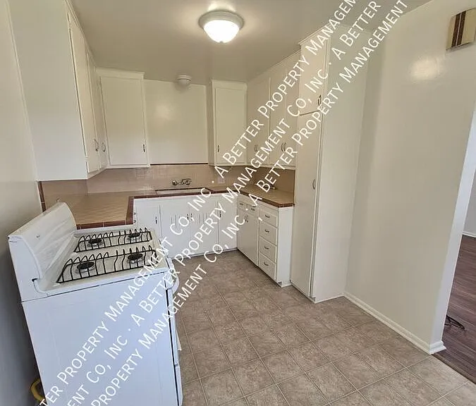 4547 E 14th St — Photo 3