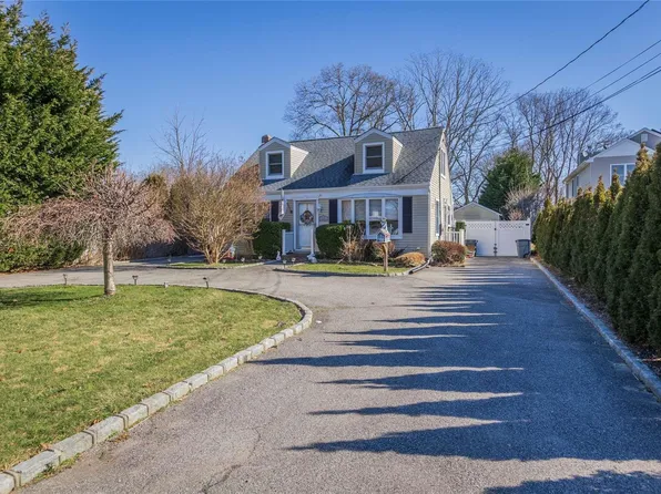 275 Lakeland Avenue, Sayville, NY 11782