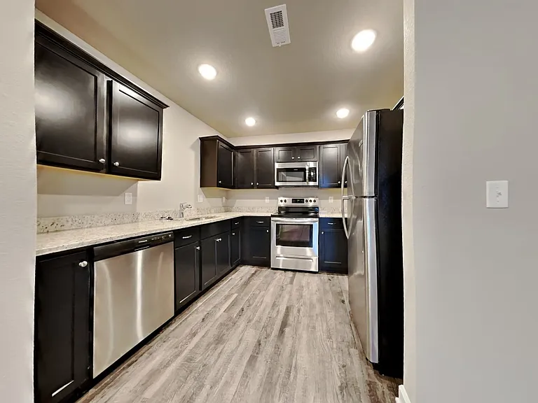 203 Lily St — Photo 4