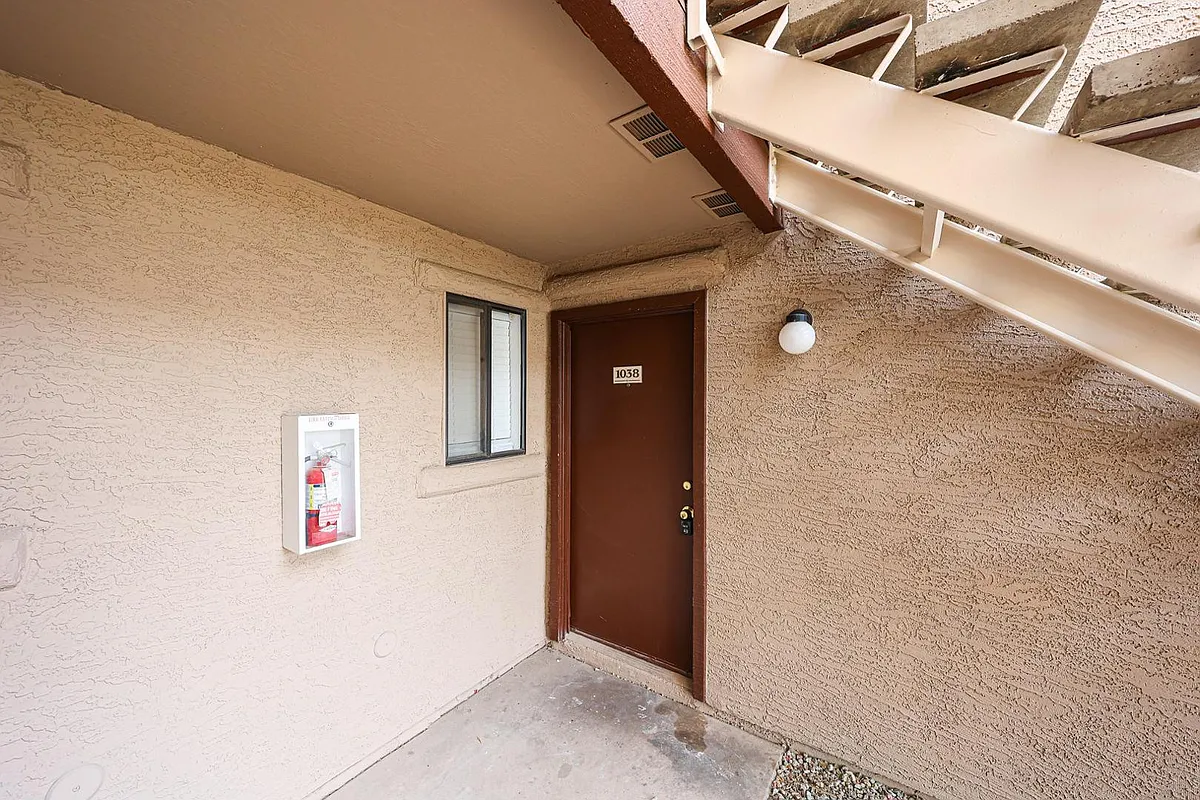 Building Photo - 5757 W Eugie Ave #1038