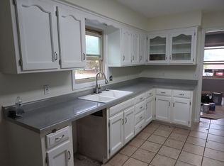 3925 SW Nottingham Rd, Topeka, KS 66610