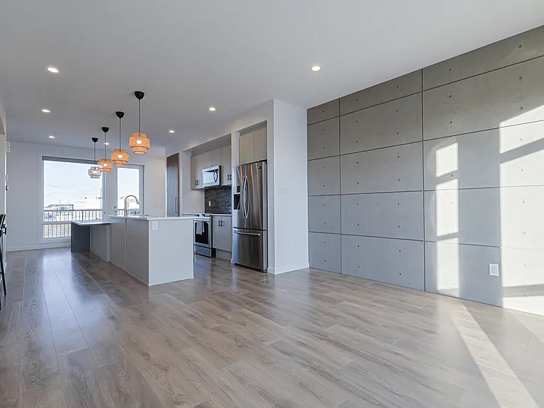 1704 Keene Cres SW — Photo 13