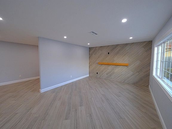 4th image of 1038 Taber St