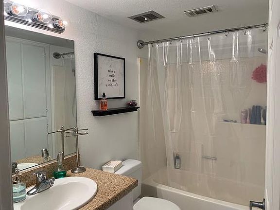 5th image of 5510 Owensmouth Ave APT 229