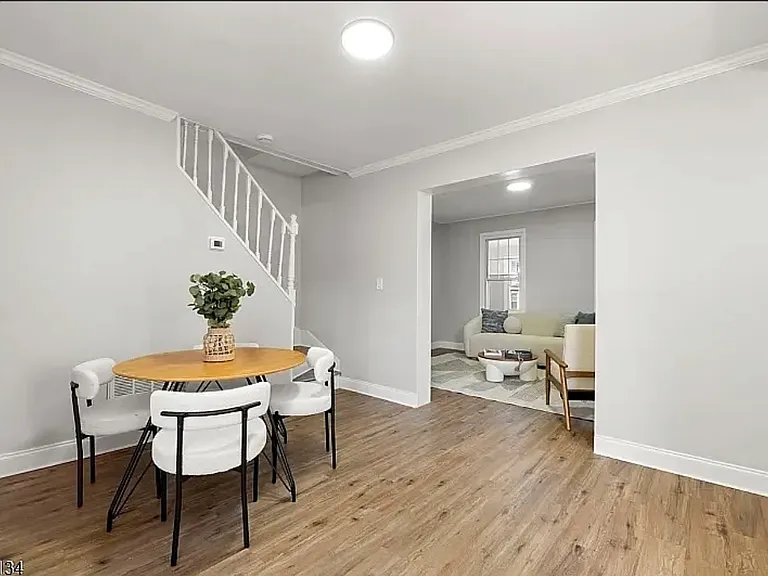 11 Orange Pl — Photo 4