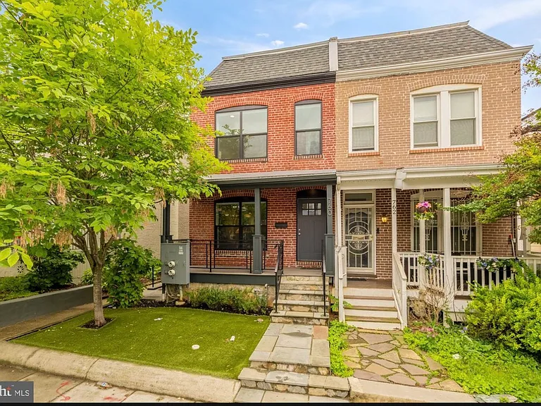 760 Gresham Pl NW — Photo 1