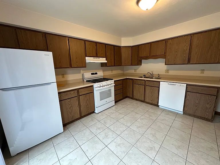 3850 Canterbury Dr — Photo 5