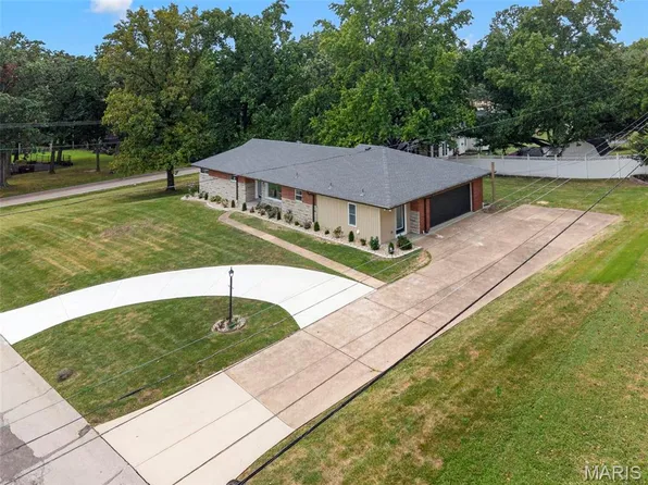 2 Dorclin Ln, Saint Louis, MO 63128