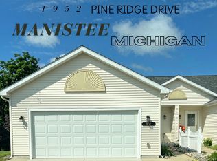 1952 Pine Ridge Dr, Manistee, MI 49660