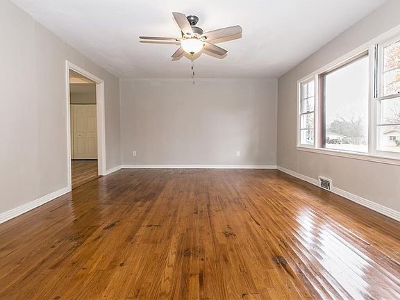 5th image of 303 W Billington Dr