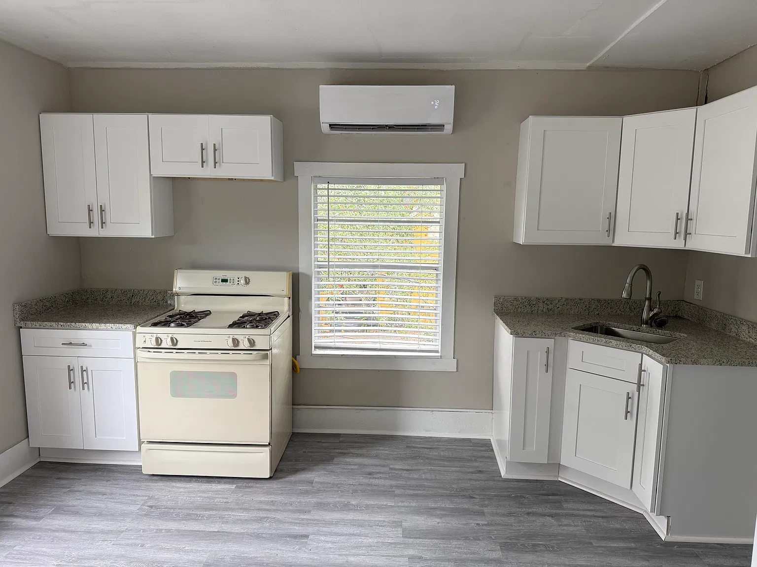 726 E Lime St — Photo 2