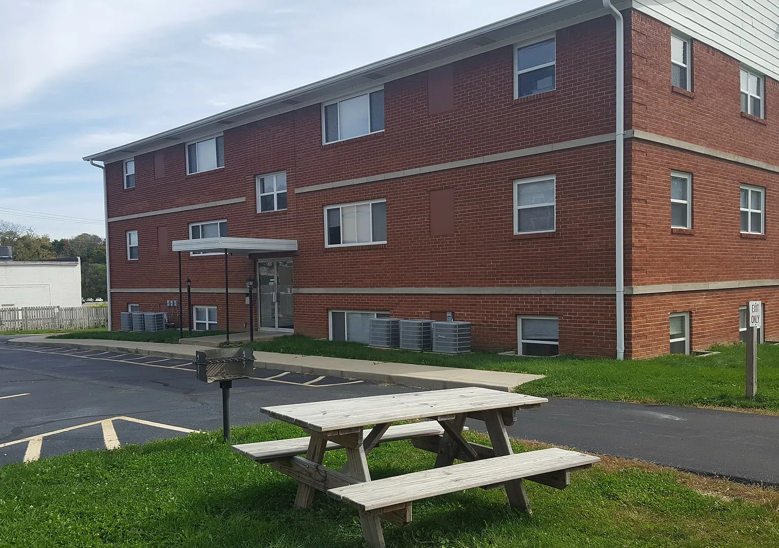 Meadow Dr Apartments — Photo 1
