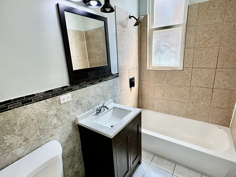 5518 S Wells St #1 — Photo 4
