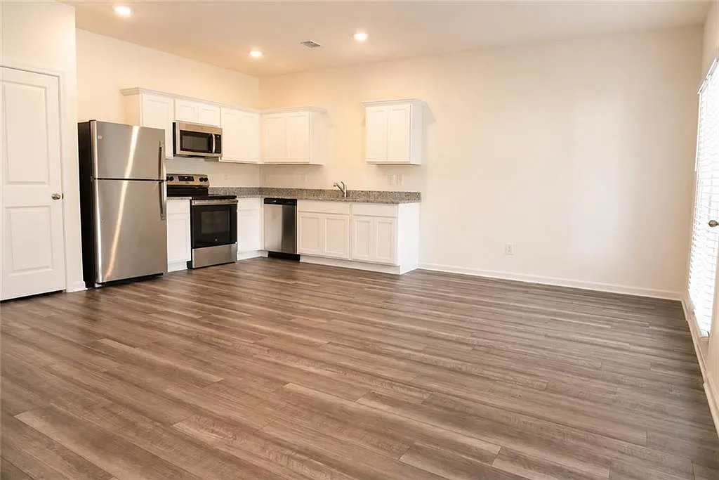 3 bed, 2.5 bath, 1421 sqft, $1,900 — Photo 2