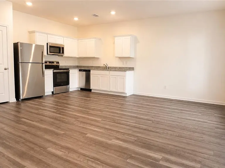 2095 Emerson Dr — Photo 2