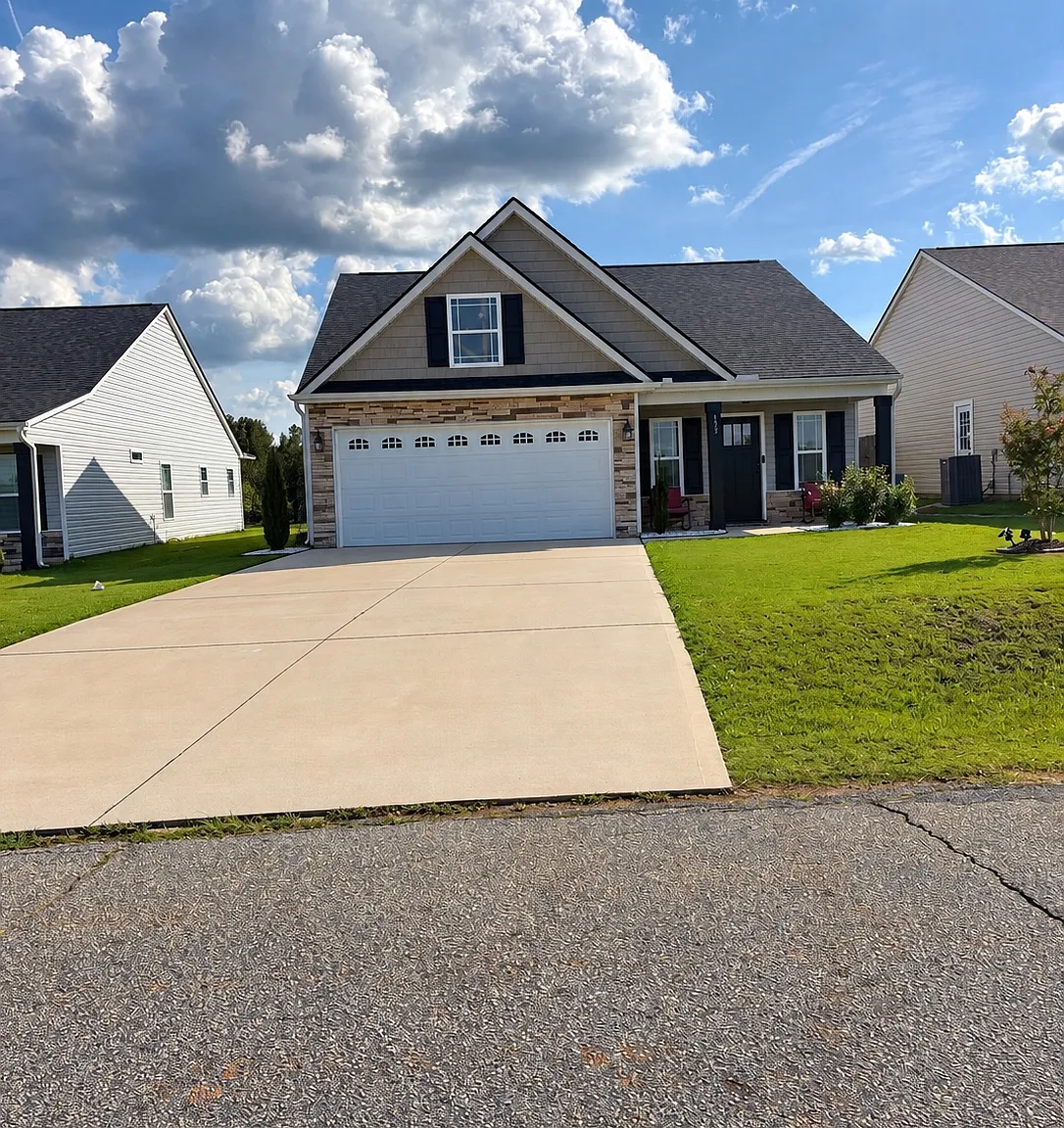 3 bed, 1391 sqft, $2,000 — Photo 1