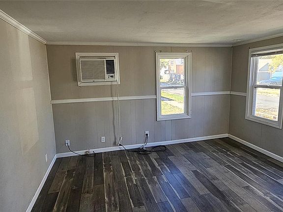 4th image of 2949 Warren Ave