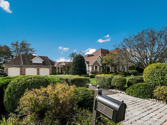 3rd image of 6 Breckenridge Dr