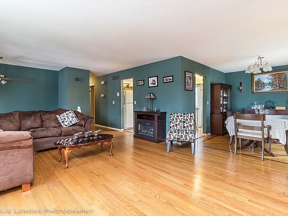 3rd image of 551 Cottonwood Cir