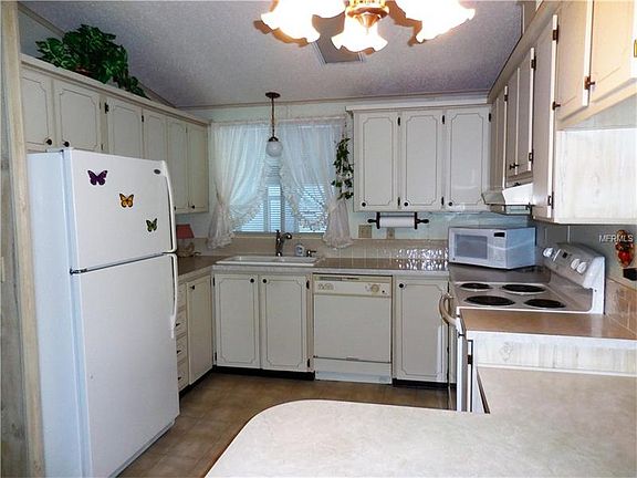 4th image of 107 Winterberry Ave