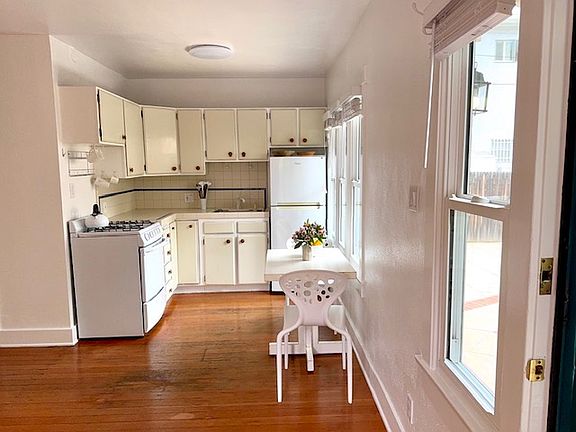 3rd image of 223 1/2 California Ave #223-1/2