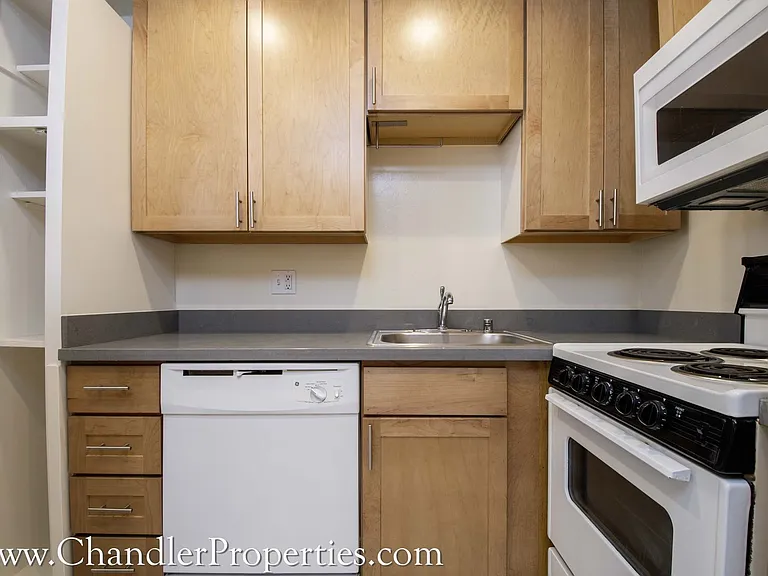 1915 Greenwich St — Photo 4