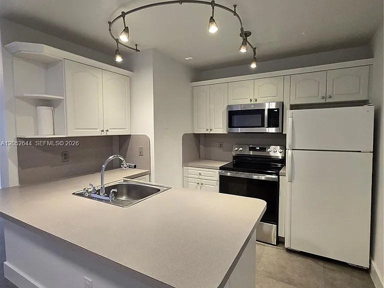 18324 NW 68th Ave #L — Photo 6