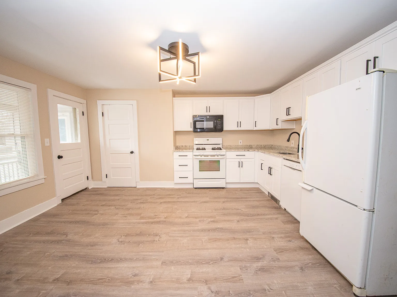 1 bed, 1050 sqft, $1,600 — Photo 2
