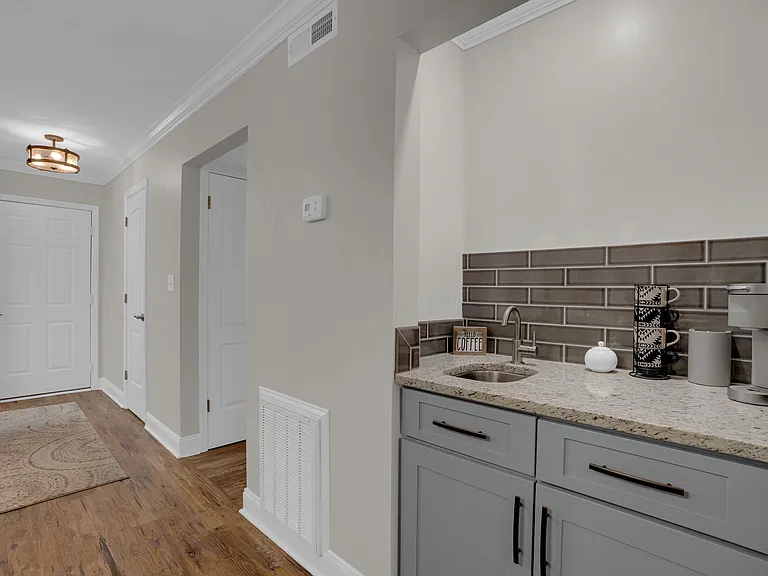 323 Edgewater Ln — Photo 4