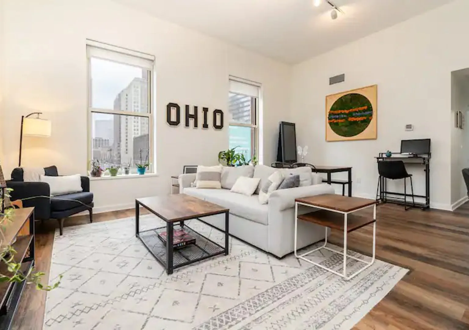 Cle Downtown Fun: Work, Play, Relax Airjet Retreat — Photo 3
