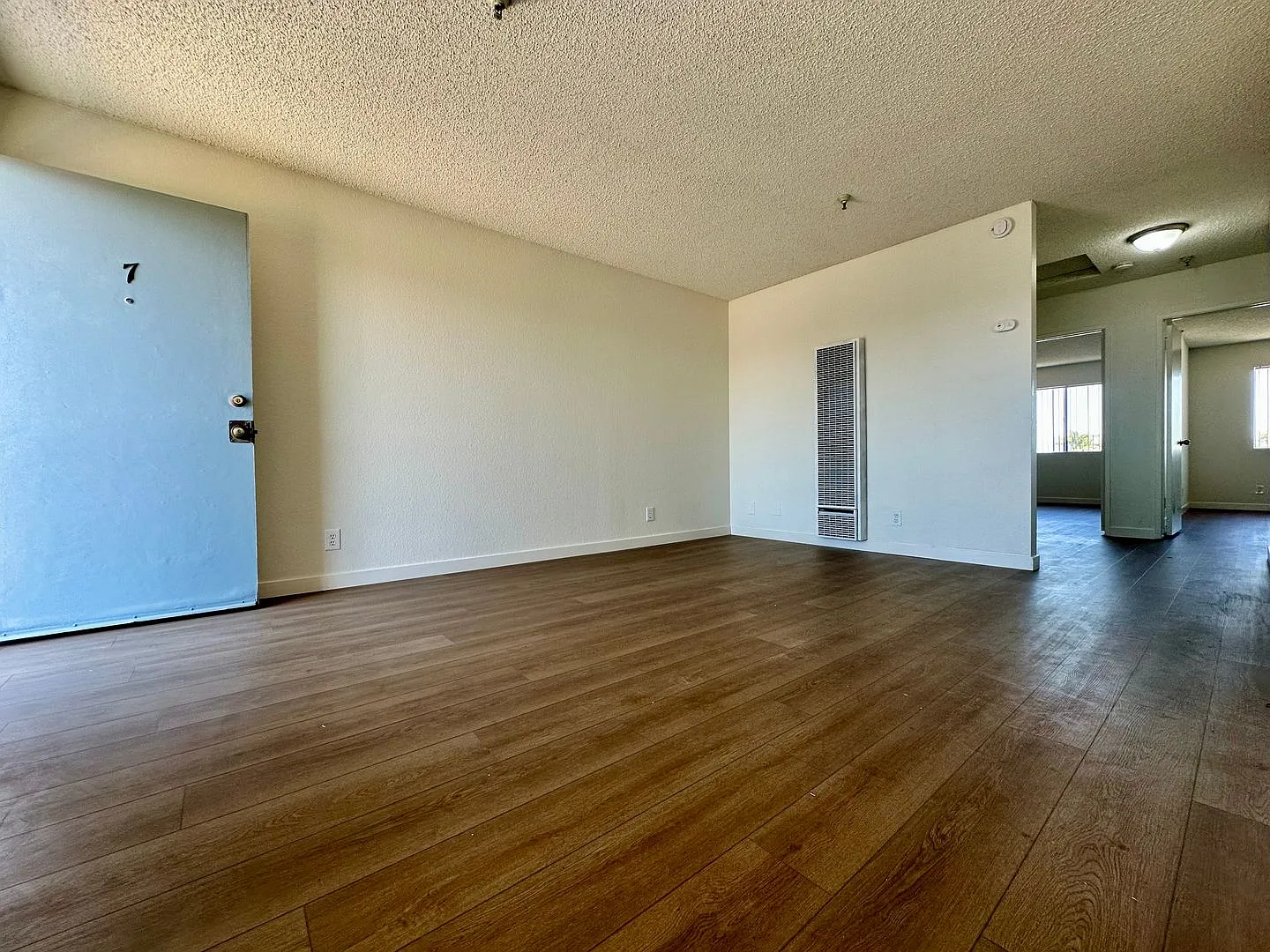 4513w — Photo 1