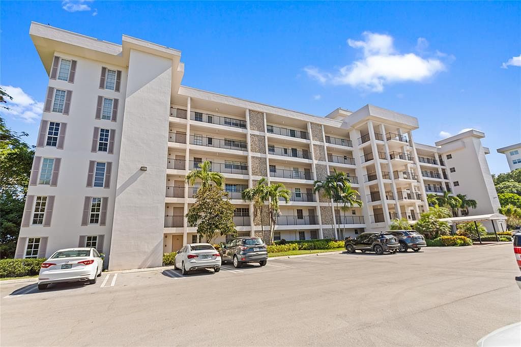 3000 N Palm Aire Dr #403