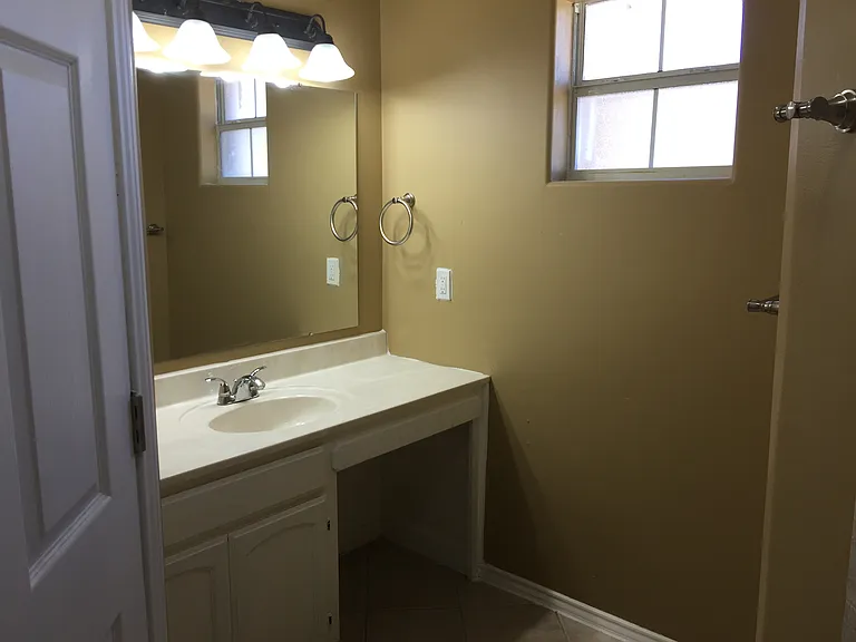 1724 Christian Ct — Photo 5