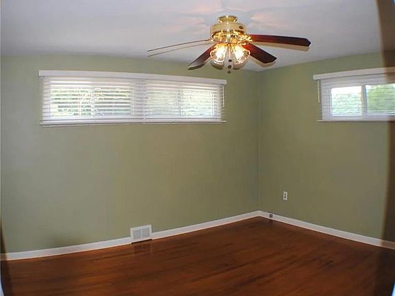 4th image of 61 Barry Ct