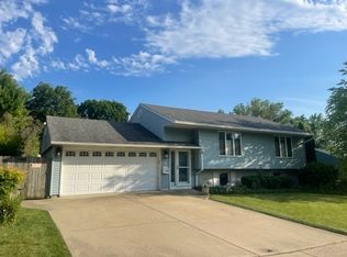 1696 S Green Meadows Blvd, Streamwood, IL 60107