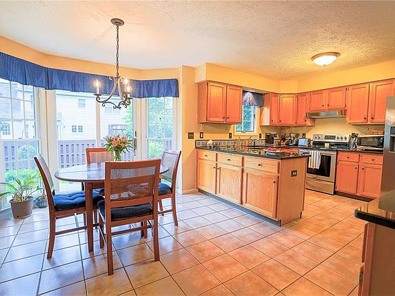 3rd image of 427 Park Pl