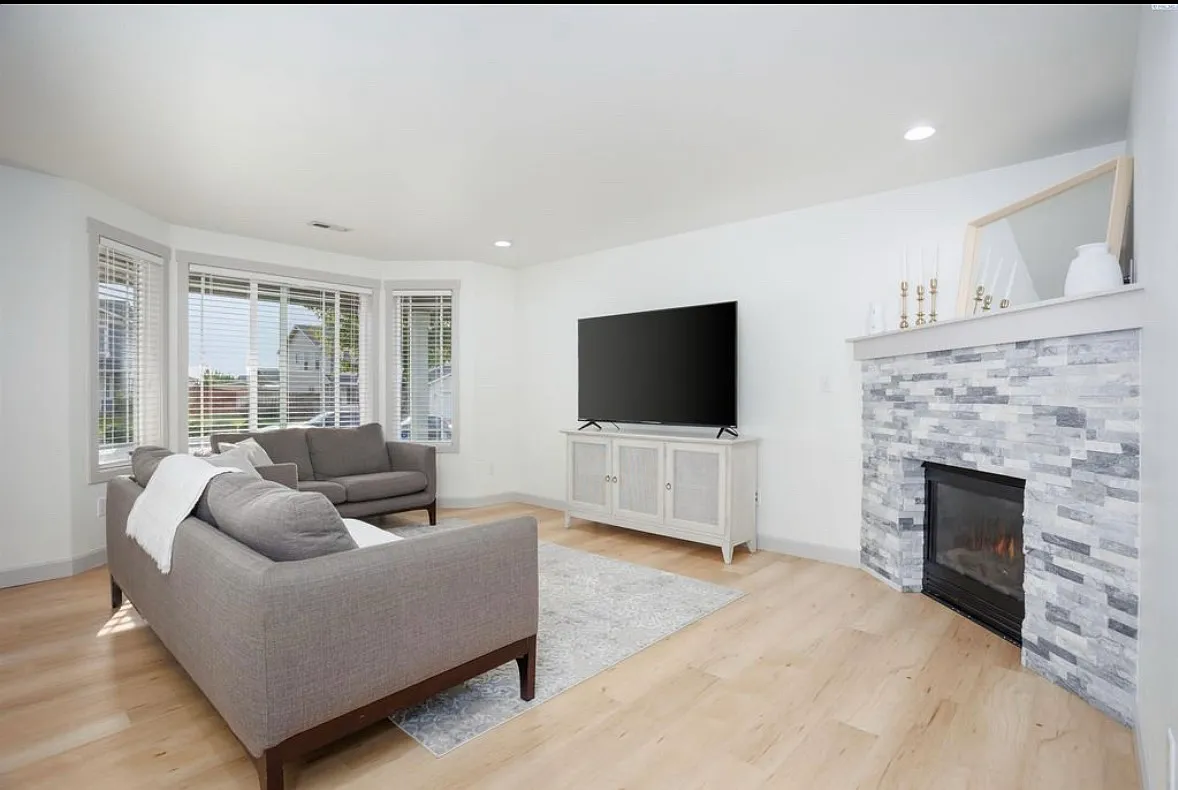 4014 Dartmoor Ln — Photo 2