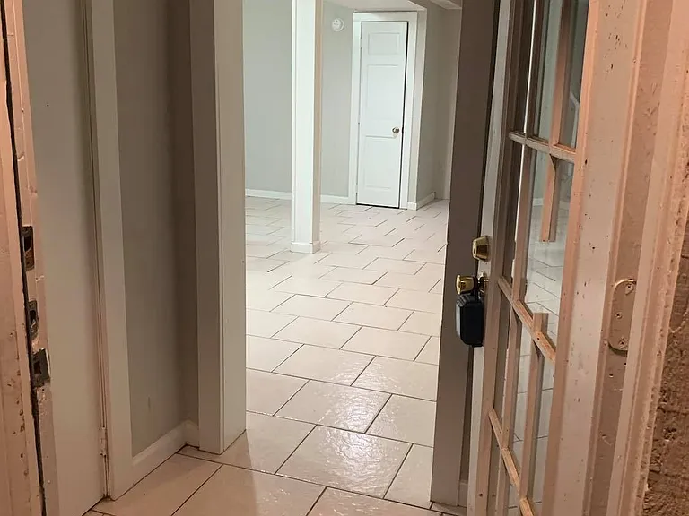 903 W Walnut St — Photo 3