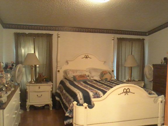 bedrooms w/walk in closets