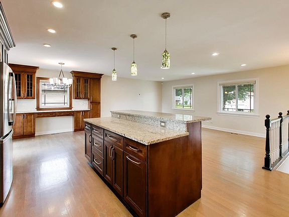 5th image of 21W579 Kensington Rd