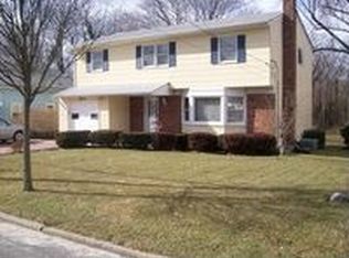 13 Pleasant Ave, Farmingdale, NY 11735