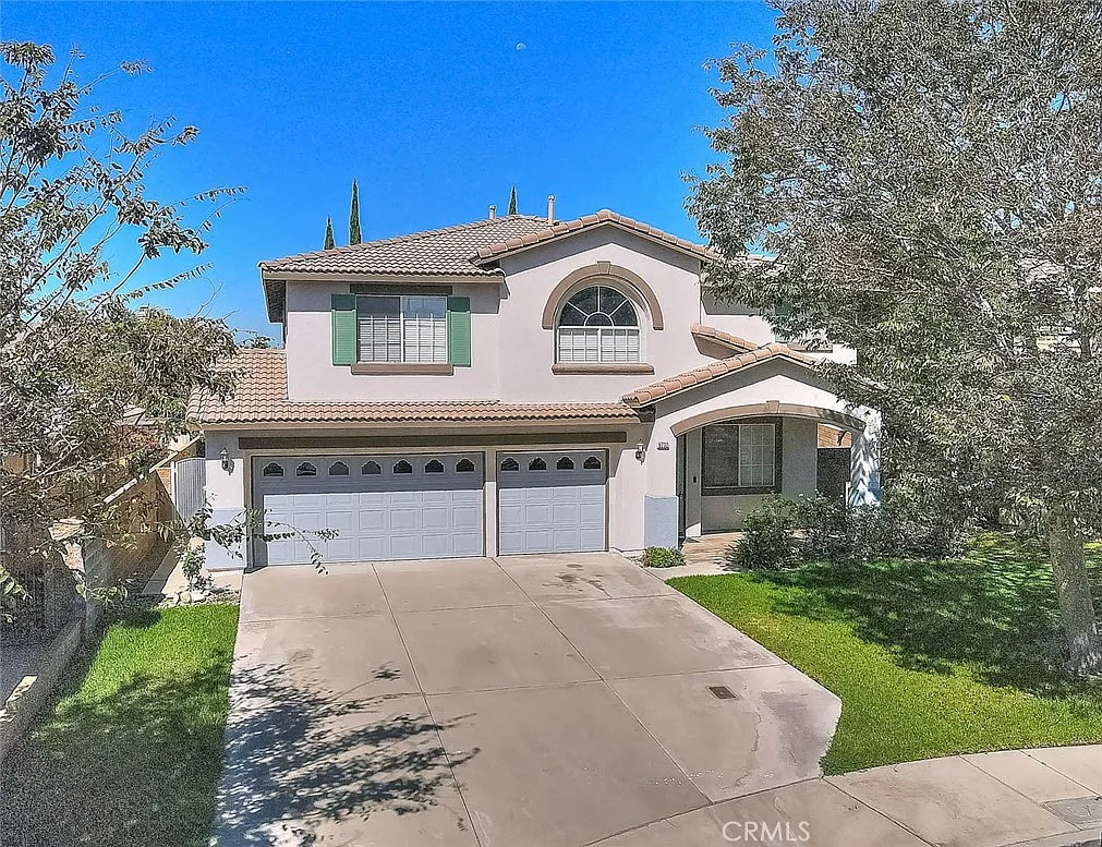 5 bed, 2.5 bath, 2830 sqft, $4,500 — Photo 1