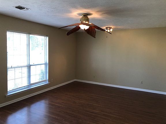 3rd image of 906 Soloman Ct