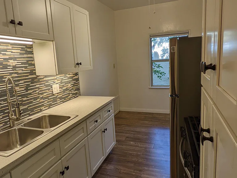 208 N La Peer Dr #7 — Photo 4