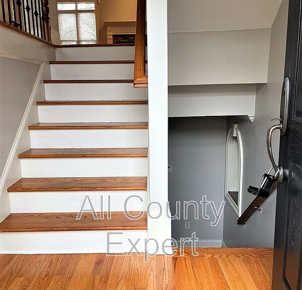 895 Lenox Ct NE — Photo 2