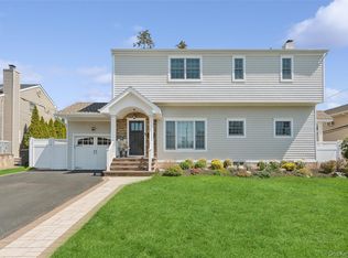 10 Lever Place, Plainview, NY 11803