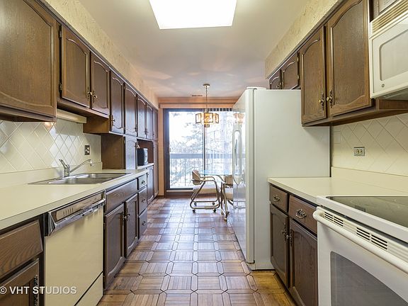 3rd image of 9201 Drake Ave #201