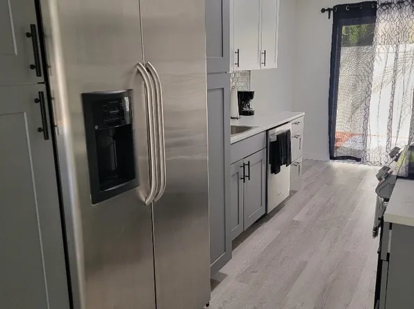 2056 Sunset Point Rd APT 23, Clearwater, FL 33765