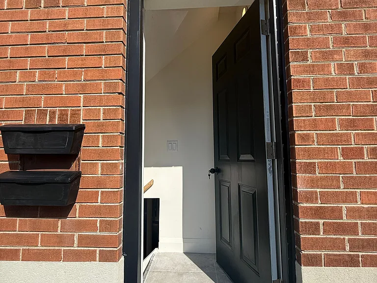 15 Arrowsmith Ave #1B — Photo 2